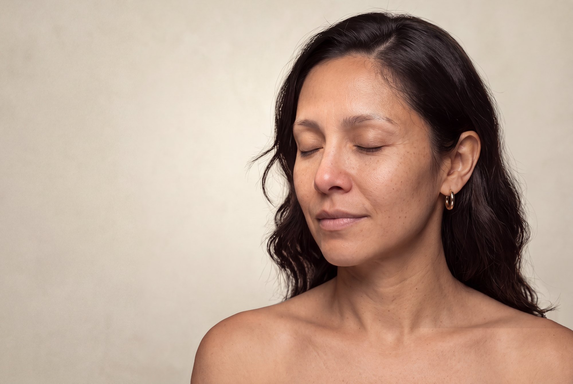 Imagen ilustrativa generada: la misma modelo sin maquillaje.