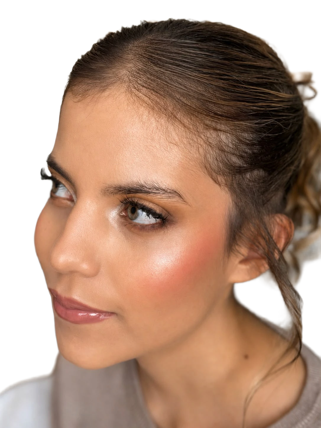 Clienta de Maricarmen de tres cuartos, con piel luminosa, rubor durazno y labios con brillo.
