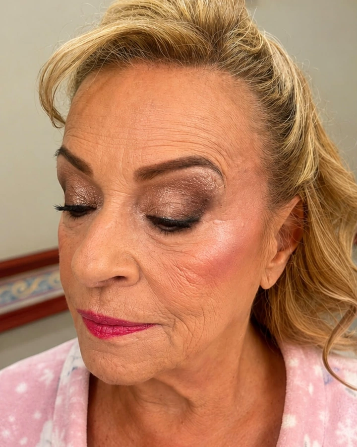 Clienta mayor con los ojos cerrados: sombra en el párpado y labios en rosa intenso.
